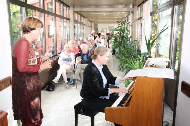 Künstlerin und Sängerin zugleich: Nanny ter Wiel (links), die während der Ausstellungseröffnung von Anne Tresselt am Klavier begleitet wurde.                                                            