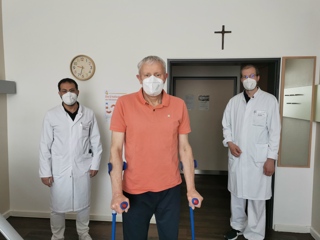 Sind zufrieden mit dem Ergebnis nach der Operation: (von links) Leitender Oberarzt MU Dr. Heissam El-Basyouni, Thomas Röben aus Rhauderfehn und Funktionsoberarzt Dr. Tjark de Vries.