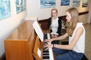 Musikalisch umrahmt wurde die Vernissage von Emma Brunken (rechts) und Salome Silz, die abwechselnd Klavier spielten.