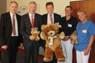 100 Teddybären überreichten (von links) Carsten Rinne, Stiftungsbeirat Deutsche Teddy-Stiftung, sowie Heinz Feldmann, Vorstandsvorsitzender der Sparkasse LeerWittmund, an Borro-Geschäftsführer Dieter Brünink, Andree Bolte, Stv. Pflegedirektor, und Dieter Markowsky, Teamleiter Zentrale Notaufnahme.