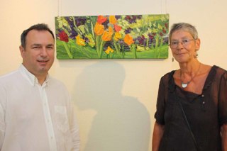 Stellt derzeit in der Galerie des Borromäus Hospitals in Leer aus: Ben Kamili aus Berlin. Das Foto zeigt den Künstler zusammen mit der Vorsitzenden des ‚Freundeskreis Kultur im Borromäus Hospital e.V.‘, Katharina Horn, vor einem seiner Werke. 