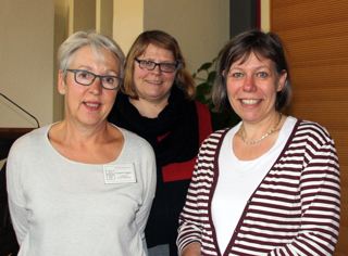 Pastorin Susanne Eggert (links) und Pastoralreferentin Helen Reiners (Mitte) heißen die Pastorin Etta Kumm (rechts) im Team der Krankenhausseelsorge im Borromäus Hospital Leer willkommen.