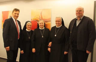 Verabschiedeten Schwester M. Terentia (Mitte): Borro-Geschäftsführer Dieter Brünink (links), Schwester Theofriede (2. von links), Schwester Camillis und Pfarrer Dr. Andreas Robben.  