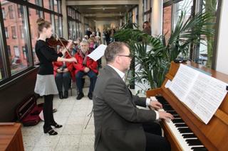 Musikalisch umrahmt wurde die Ausstellungseröffnung im Borromäus Hospital durch Elena Meyer aus Emden, deren Violinenspiel zeitweise von ihrem Vater Karl-Ingo Meyer am Klavier begleitet wurde. 