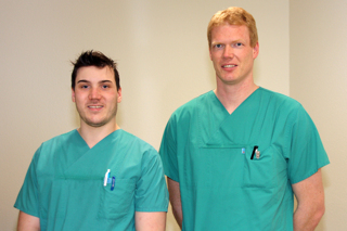 Jonas Schmidt (links) und Helmut Auen haben ihre dreijährige Ausbildung zum Operationstechnischen Assistenten (OTA) im Borromäus Hospital mit Erfolg absolviert. 