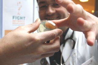 Sogenannte Abklatschtests werden zur Bestimmung von Mikroorganismen auf den Fingern und Händen durchgeführt.