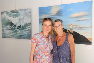 Um Himmel, Meer und die besondere Wirkung des Lichts geht es in den Werken der Künstlerin Anke Gruss (links), deren Bilder bis zum 27. August im Borromäus Hospital zu sehen sind. Das Foto zeigt die Künstlerin zusammen mit Katharina Horn, Vorsitzende des ‚Freundeskreis Kultur im Borromäus Hospital e.V.‘. 