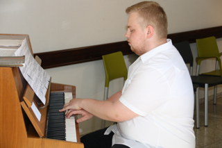 Musikalisch umrahmt wurde die Ausstellungseröffnung im Borromäus Hospital durch Lenard Schumacher aus Emden am Klavier. 