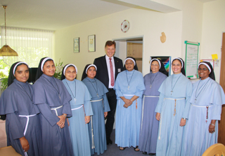 Krankenhausgeschäftsführer Dieter Brünink begrüßte die Provinzoberin Schwester Ann Felix  (Vierte von rechts) sowie ihre Begleiterinnen gemeinsam mit den Ordensschwestern des Borromäus Hospitals in Leer. 