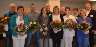 Gratulationen und Blumensträuße zum Dienstjubiläum: Die Krankenhausleitung und Mitarbeitervertretung sowie langjährige Mitarbeiterinnen und Mitarbeiter kamen zu einem gemeinsamen Frühstück zusammen.