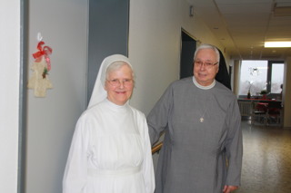 Ein eingespieltes Team: (v. l.) Schwester Theofriede und Schwester Camillis