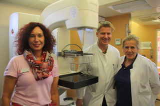 Arbeiten auf kurzen Wegen zusammen (von links): Medizinisch-Technische Radiologieassistentin Birgitt Kampen-Neumann vom Mammographie-Screening Niedersachsen Nordwest, Chefarzt der Abteilung Gynäkologie und Geburtshilfe Bruno Wennemann und Leitende Oberärztin Dr. Hilke Walter vom Borromäus Hospital Leer vor dem Screeninggerät „Mammomat“. Arbeiten auf kurzen Wegen zusammen (von links): Medizinisch-Technische Radiologieassistentin Birgitt Kampen-Neumann vom Mammographie-Screening Niedersachsen Nordwest, Chefarzt der Abteilung Gynäkologie und Geburtshilfe Bruno Wennemann und Leitende Oberärztin Dr. Hilke Walter vom Borromäus Hospital Leer vor dem Screeninggerät „Mammomat“.