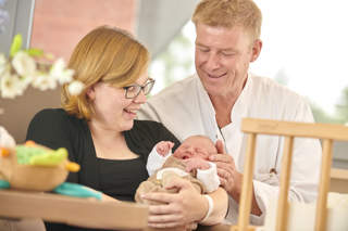 Sicher und gut aufgehoben: Bruno Wennemann, Chefarzt der Gynäkologie und Geburtshilfe, vom Borromäus Hospital Leer freut sich mit seinem Team auf zahlreiche Gäste bei der „1. Leeraner Babymesse“ am 26. Oktober. Sicher und gut aufgehoben: Bruno Wennemann, Chefarzt der Gynäkologie und Geburtshilfe, vom Borromäus Hospital Leer freut sich mit seinem Team auf zahlreiche Gäste bei der „1. Leeraner Babymesse“ am 26. Oktober.