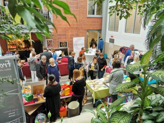 Blick auf die Messeausstellung: Zahlreiche Besucher nutzten die Gelegenheit, zur Information. Blick auf die Messeausstellung: Zahlreiche Besucher nutzten die Gelegenheit, zur Information.