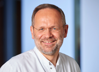 Dr. Martin Reckels, Chefarzt der Abteilung Innere Medizin und Gastroenterologie im Borromäus Hospital Leer, erläutert, wie sinnvoll eine frühzeitige Vorsorge in Sachen Darmkrebs ist. Dr. Martin Reckels, Chefarzt der Abteilung Innere Medizin und Gastroenterologie im Borromäus Hospital Leer, erläutert, wie sinnvoll eine frühzeitige Vorsorge in Sachen Darmkrebs ist.