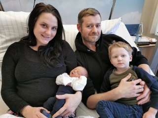 Die glücklichen Eltern Daniela und Nils Heeren sowie Bruder Max aus Wiesmoor freuen sich über den Familienzuwachs.