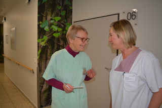 Enge Absprachen: (von links) Grüne Dame Ursula Kaslowski und Hilfskraft in der Pflege Claudia Ringena-Houri.