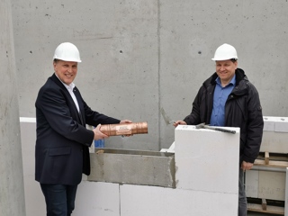 Versenkten eine Zeitkapsel mit gebührendem Abstand: (von links) Geschäftsführer Dieter Brünink und Technischer Leiter Tobias Fiedelak.