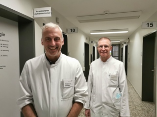 Langjährige Kollegen: (von links) Michael Schinagl und Dr. med. Michael Sevenich arbeiteten sieben Jahre als Chefärzte im Kollegialsystem am Borromäus Hospital Leer. Nun verlässt Dr. med. Sevenich aus Altersgründen das Borromäus Hospital Leer. 