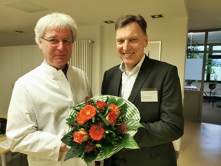 Einen guten Start im MVZ Borromäus Hospital Facharztzentrum Leer wünschte (rechts) Geschäftsführer des Borromäus Hospitals Leer, Dieter Brünink, dem Facharzt für Neurologie und Psychiatrie, Martin Vollbrandt.