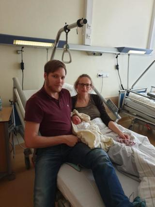 Die glücklichen Eltern Imke Smolka und Daniel Kube aus Weener freuen sich über den Familienzuwachs Sina Geeske..