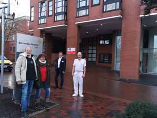 Ein Dankeschön für die Mitarbeitenden auf der Intensivstation des „Borros“: Ehepaar Borde (von links) übergaben Geschäftsführer Dieter Brünink und Dr. Dietrich Keller, Chefarzt der Anästhesie, Schmerz- und operativen Intensivmedizin und Ärztlichem Direktor, eine Spende in Höhe von 2000 Euro.