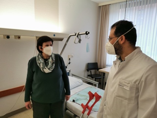Im Gespräch: (von links) Patientin Kornelia Kroon mit dem Leitenden Oberarzt MUDr. Heissam El-Basyouni.