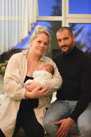 Stolze Eltern:  Maren Wehmann-de Boer und Timko Wehmann aus Emden mit Tochter Toni.