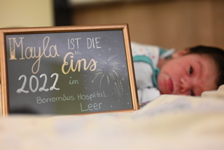 Die kleine Mayla erblickte am 1. Januar 2022 um 3.07 Uhr im Borromäus Hospital Leer das Licht der Welt.