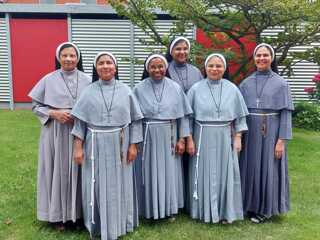 Seit 2008 besteht die Franziskanerinnen-Claristen-Ordensgemeinschaft im Borromäus Hospital Leer: (v.l.) Sc. Lincy, Sc. Glory, Sc. Janit, Sc. Jeena, Sc. Ranilit, Sc. Sonia