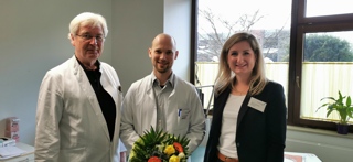 Einen guten Start wünschten Dr. Michael Doose (Mitte) Krankenhausleitung Sarah Sebeke und Kollege Martin Vollbrandt.