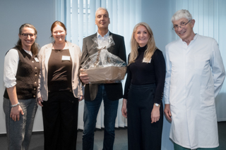 Die Pflegedienstleitungen (von links) Philine Popken de Freyle und Nina Blanke-Buretzek verabschiedeten Dr. Andreas Weinbecker zusammen mit Krankenhausleitung Sarah Sebeke und dem &Auml;rztlichen Direktor Dr. Dietrich Keller. 
