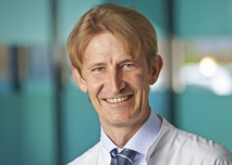 Prof. (UCPY) Dr. (PY) Peter Douglas Klassen ist Chefarzt der Wirbelsäulenchirurgie & Neurotraumatologie im Bonifatius Hospital Lingen.