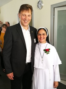 Der Geschäftsführer des Borromäus Hospital Leer Dieter Brünink gratulierte Sr. Sonia zu ihrem Silbernen Professjubiläum. 