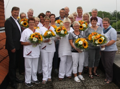 Die Krankenhausleitung und die Mitarbeitervertretung des Borromäus Hospitals gratulierten 22 Mitarbeiterinnen und Mitarbeitern zu ihrem Dienstjubiläum.