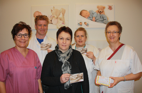 Das Projekt „Frühe Hilfen“ beruht auf einer langjährigen guten Zusammenarbeit zwischen dem Borromäus Hospital Leer und dem Caritasverband Ostfriesland. Das bestätigen (von links): Angela Koopmann, Hebamme, Bruno Wennemann, Chefarzt der Gynäkologie und Geburtshilfe, Irina Buxbaum, Caritasverband Ostfriesland, Dr. Hilke Walter, Fachärztin für Gynäkologie und Geburtshilfe, sowie Stefanie Ellinghaus, Gesundheits- und Kinderkrankenpflegerin.  