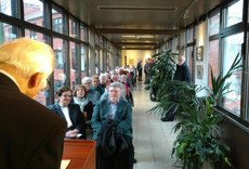 Sehr gut besucht war die Eröffnung der Batik-Ausstellung von Erika Mawick (vordere Sitzreihe, links) in der Galerie des Borromäus Hospitals. Das Foto entstand beim Einführungsvortrag von Dr. Walter Baumfalk.