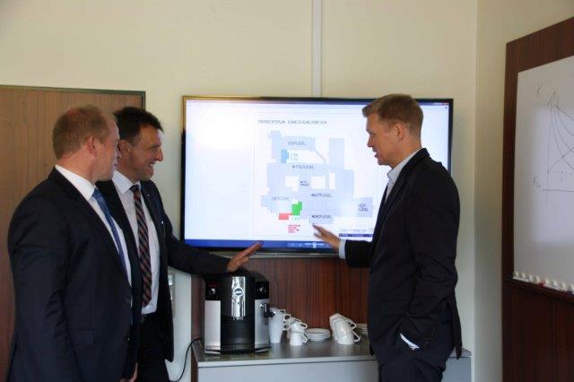 Ansgar Veer (links) und Dieter Brünink erläuterten dem CDU-Landtagsabgeordneten Ulf Thiele (rechts)  anhand von Plänen den derzeitigen Ausbaustand und die künftigen Planungen. 