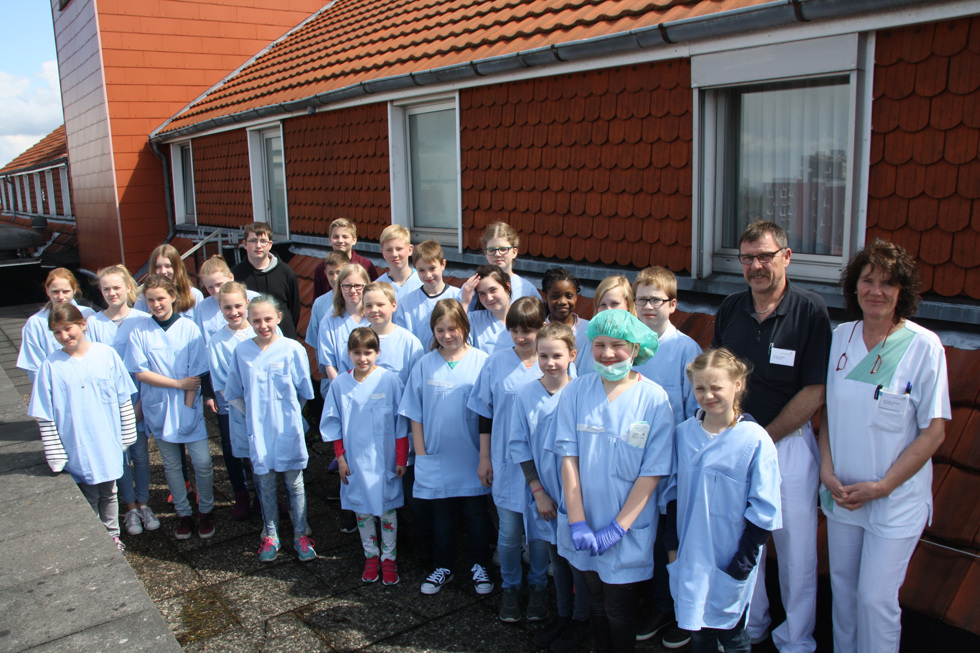27 Schülerinnen und Schüler besuchten am 28. April das Borromäus Hospital Leer. Organisiert wurde der Zukunftstag im Krankenhaus von Andree Bolte und Kornelia Rynas.