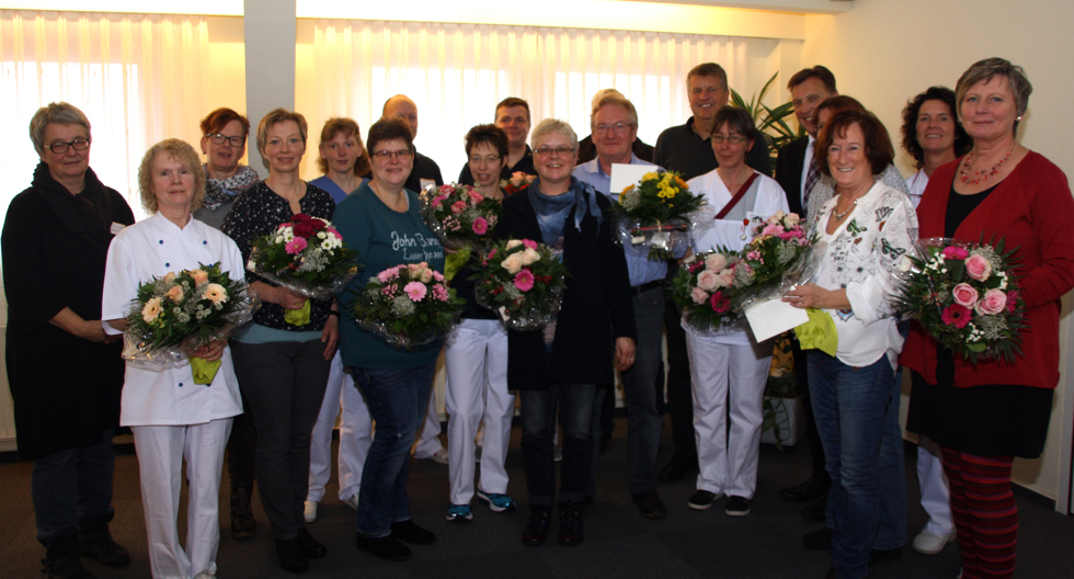 Die Krankenhausleitung und die Mitarbeitervertretung des Borromäus Hospitals gratulierten 20 Mitarbeiterinnen und Mitarbeitern zu ihrem Dienstjubiläum.