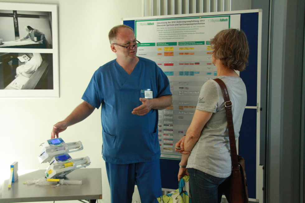 Etwa fünf Prozent aller Einweisungen in Krankenhäuser sind laut APS Folge inkorrekter Medikamenteneinnahme. Mitglieder des klinischen Risikomanagementteams präsentierten die im Borromäus Hospital ergriffenen Maßnahmen zur Prävention z.B. von Medikamentenverwechselungen aufgrund ähnlich klingender Namen oder ähnlich aussehender Verpackungen. 