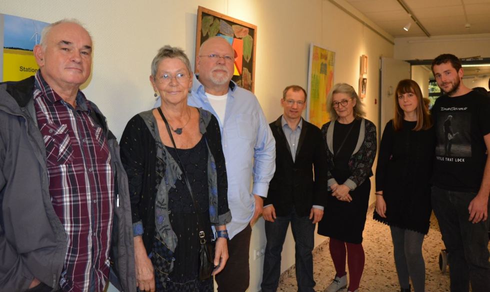 Kamen bei der Vernissage in der Galerie des Borromäus Hospitals ins Gespräch: (von links) Adam Stanclik, Katharina Horn, Herbert Schnau, Dr. Bernd Schmidt-Dannert, Hilke Boomgaarden, Regina Keil und Benedikt Liebsch. Es fehlt Christina Lemanczyk.