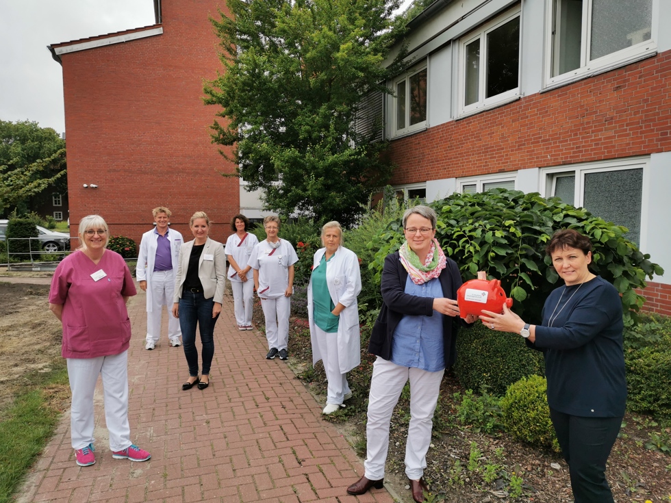 Spendenübergabe: (von rechts) Sozialpädagogin Irina Buxbaum und Stefanie Holle von der Geschäftsführung des Caritasverbands Ostfriesland freuen sich über die Spende, die bei der Babymesse im Borromäus Hospital Leer zusammengekommen ist. Leitende Oberärztin, Dr. Hilke Walter, Leiterin der Wochenstation Stephanie Ellinghausen, Pflegedienstleitung Kornelia Rynas, Kfm. Abteilungsleiterin Qualitätsmanagement / Organisations-entwicklung / Fundraising Sarah Sebeke, Chefarzt der Gynäkologie und Geburtshilfe Bruno Wennemann und Leitende Hebamme Angela Duwe gehörten zum Organisationsteam der Veranstaltung.