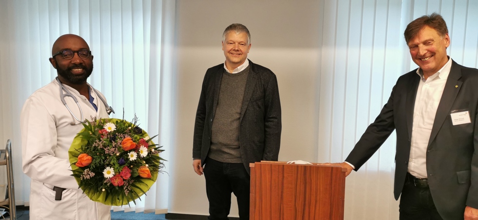 Offizielle Begrüßung im Borromäus Hospital Leer: (von links) Der neue Chefarzt der Pneumologie, Anguche Amukobole, wurde von Pfarrer Thomas Burke, Vorsitzender der St. Bonifatius Hospitalgesellschaft, und „Borro“-Geschäftsführer Dieter Brünink herzlich willkommen geheißen.