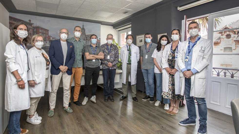 Zum Abschluss seines Aufenthaltes in Spanien war Dr. Jörg Leifeld (6. von links) zu Besuch an der Uniklinik in Bilbao – zu sehen mit der gesamten Geschäftsleitung.
