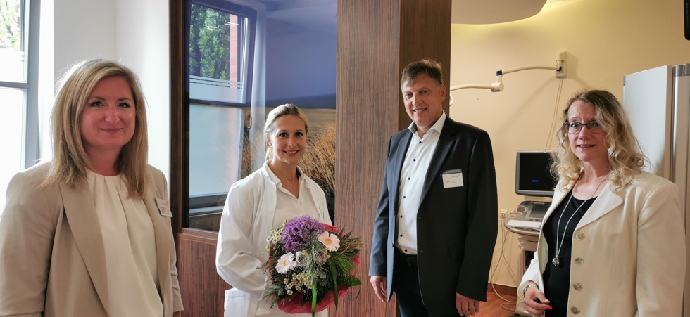 Heißen die neue Kollegin Dr. Katharina Witteborn (2. v.l.) im MVZ Borromäus Hospital Facharztzentrum Leer willkommen: (von links) kaufmännische Direktorin und Krankenhausleitung Sarah Sebeke, Geschäftsführer Dieter Brünink und MVZ-Koordinatorin Margit van Koten. 