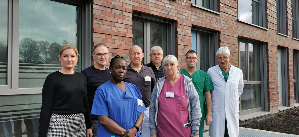 Setzen sich für eine gerechte Verteilung des Pflegebonus ein (von links): Sarah Sebeke (Krankenhausleitung), Hans Schute (Mitarbeitervertretung), Jeanne Massamba (Zentrale Notaufnahme), Matthias Fühner (Mitarbeitervertretung), Andreas Dörkßen (Pflegedirektor), Angela Duwe (Kreißsaal), Robert Krüger (OP), Dr. Dietrich Keller (Ärztlicher Direktor).