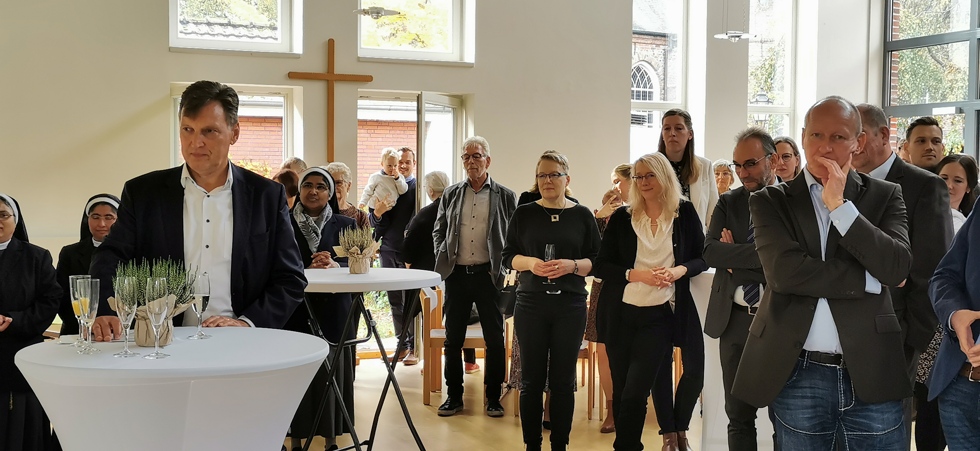 Weggefährten aus Politik und Gesundheitswesen, Kollegen, Mitarbeiter und die Familie waren ins Lutherhaus in Leer gekommen, um sich von Dieter Brünink zu verabschieden