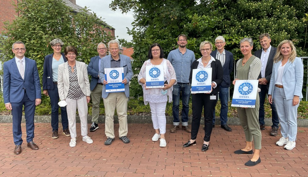 Freuen sich über die Verleihung des Qualitätssiegels (v. l. n. r.): Dr. Fabian Pfeil (Präsident des Niedersächsischen Landesgesundheitsamtes), Jenny Daun (erste Kreisrätin), Met-child Schäpker (Amtsärztin Gesundheitsamt Leer), Holger Gli-enke (Geschäftsführer Klinikum Leer gGmbH), Dr. Hans-Jürgen Wietoska (Ärztlicher Direktor Klinikum Leer gGmbh), Roswitha Brake (Hygienefachkraft Klinikum Leer gGmbh), Andreas Meyer (Hygienefachkraft Borromäus Hospital Leer gGmbH), Heike Klie-gelhöfer (Pflegedirektorin Klinikum Leer gGmbH), Dr. Dietrich Keller (Ärztlicher Direktor Borromäus Hospital Leer gGmbH), Sabine Latarius (Hygienefachkraft Borromäus Hospital Leer gGmbH), Dieter Brünink (Geschäftsführer Borromäus Hospital Leer gGmbH), Sarah Sebeke (Leitung Borromäus Hospital Leer gGmbH).