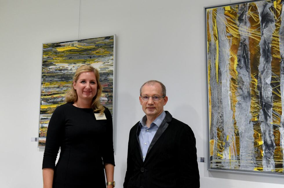 Bei der Eröffnung der Kunstausstellung im Borro: Krankenhausleitung Sarah Sebeke und Dr. Bernd Schmidt-Dannert, leitender Oberarzt in der Abteilung für Plastische, Hand- und Ästhetische Chirurgie.  (Bild: Borromäus Hospital Leer | Mucha) 